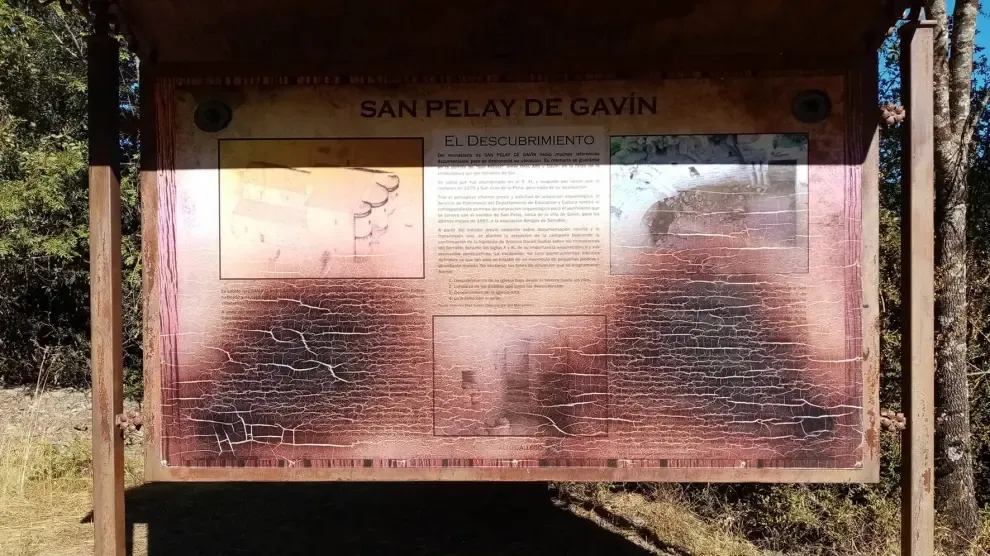 El cartel que debería informar sobre los restos del Monasterio de San Pelay de Gavín, ya no sirve