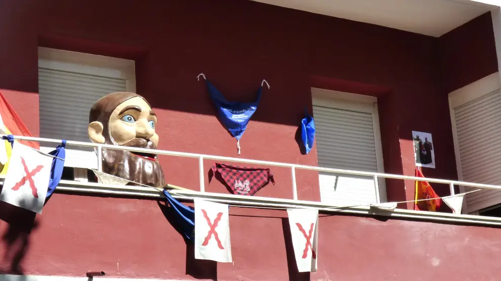 El Barbas que simboliza el nombre de Barbastro, en el balcón