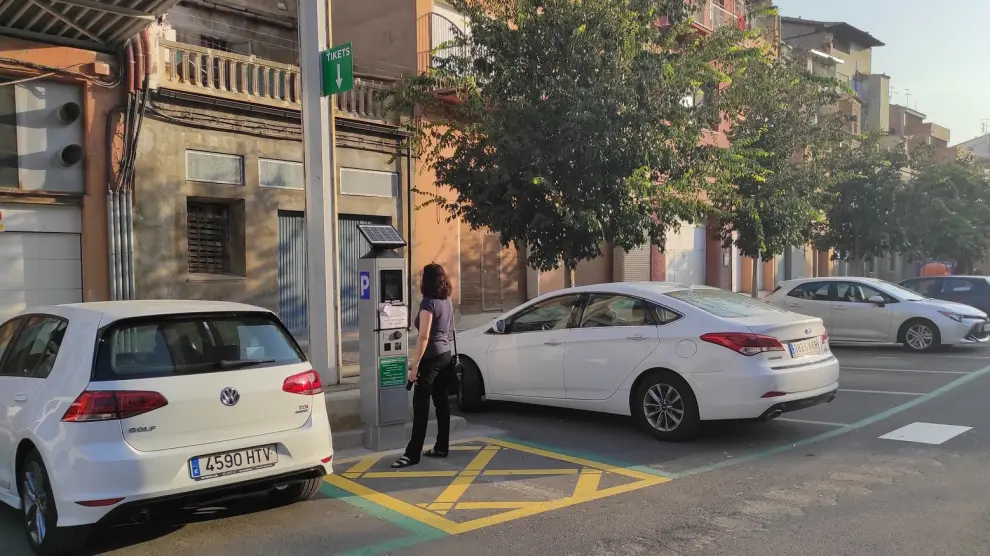 Entra en servicio la primera zona verde de aparcamiento en Fraga