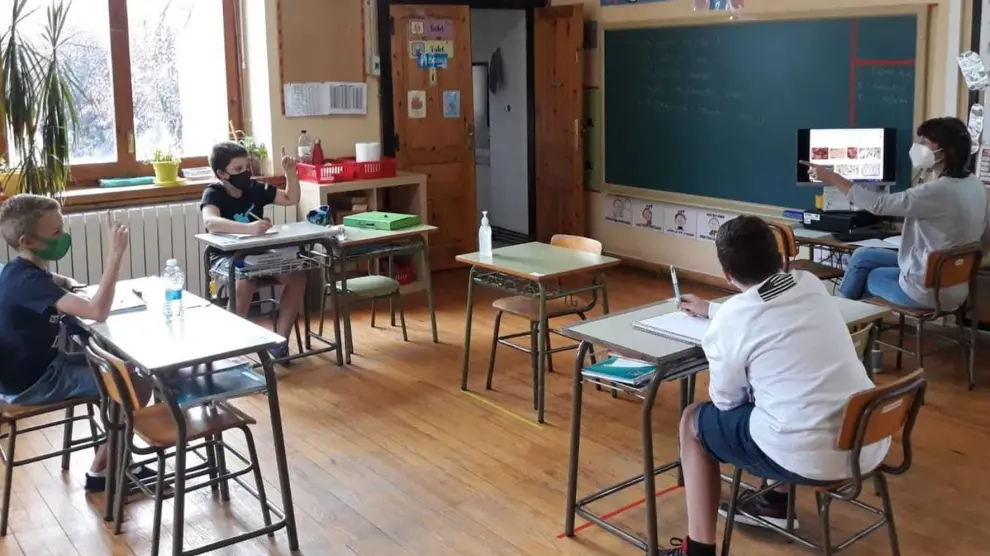 El colegio "burbuja" de Senegüé empieza con tres alumnos y amenazado de cierre
