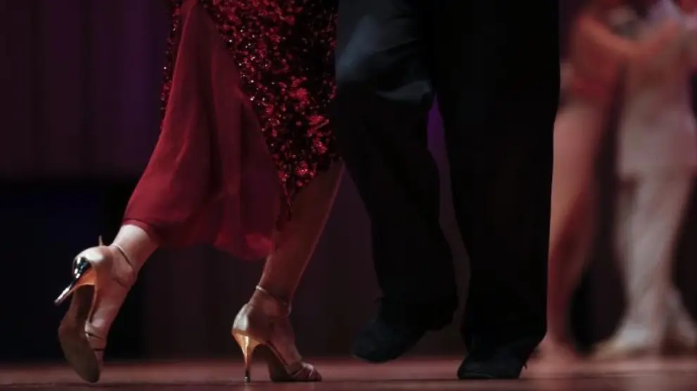 Bailar solo o con el palo de la escoba, el tango sigue vivo