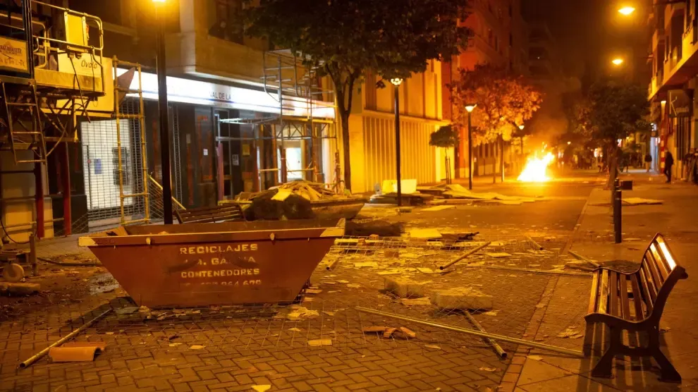 Un grupo de adolescentes de Logroño limpian los destrozos tras los disturbios. "No todos somos iguales"