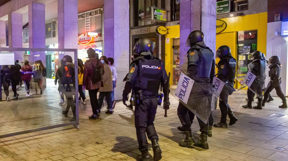 Tercera noche de graves disturbios en Logroño y León por las restricciones