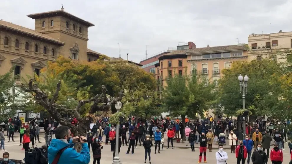Reclaman la reapertura de los centros deportivos con una concentración en la Plaza de Navarra de Huesca