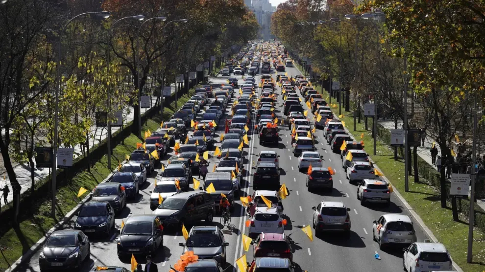 Miles de familias salen en coche a la calle para rechazar la ley Celaá