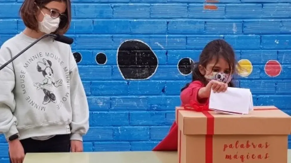 La Caja de las Palabras Mágicas llega al primer colegio de Aragón para que los niños trasladen a las residencias de mayores mensajes de cariño y apoyo esta Navidad