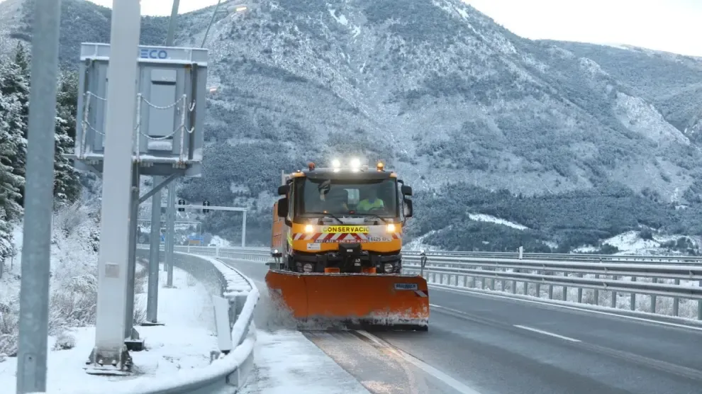 La nieve irrumpe en el Pirineo y obliga a usar cadenas en varias carreteras