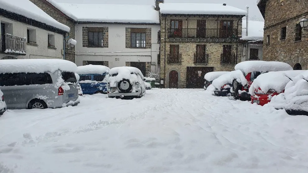 La nieve deja sin suministro eléctrico a Aragüés del Puerto y Caldearenas