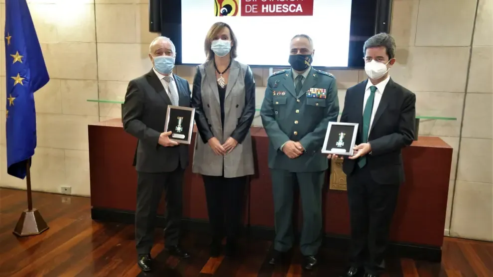 La Guardia Civil impone la Cruz del Mérito a la Diputación de Huesca y al Ayuntamiento oscense