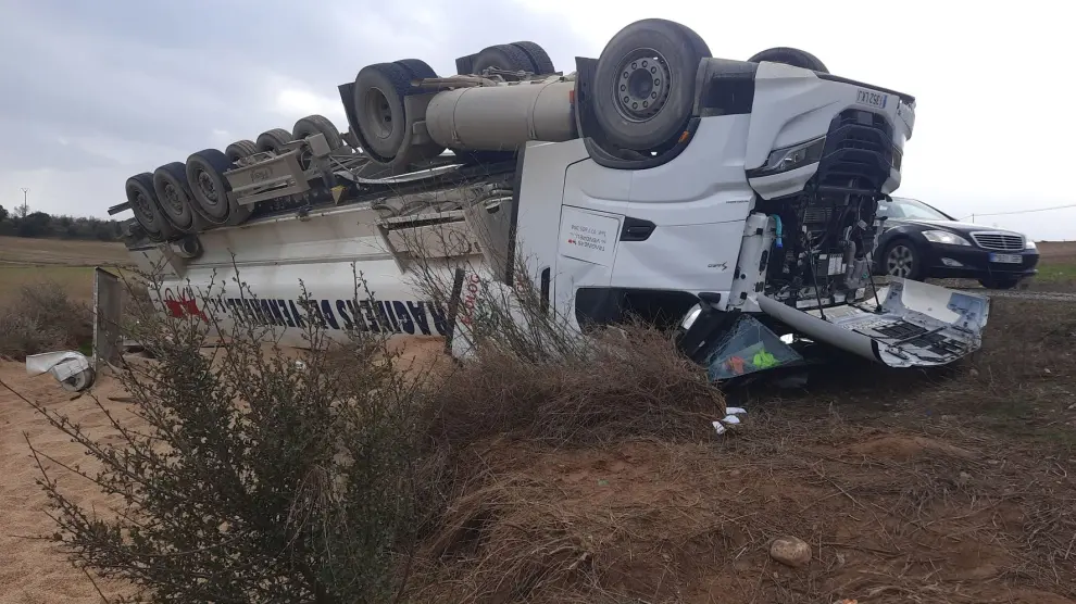 Tercer accidente de un camión en tres meses en la A-1223 en las cercanías de Peralta de Alcofea