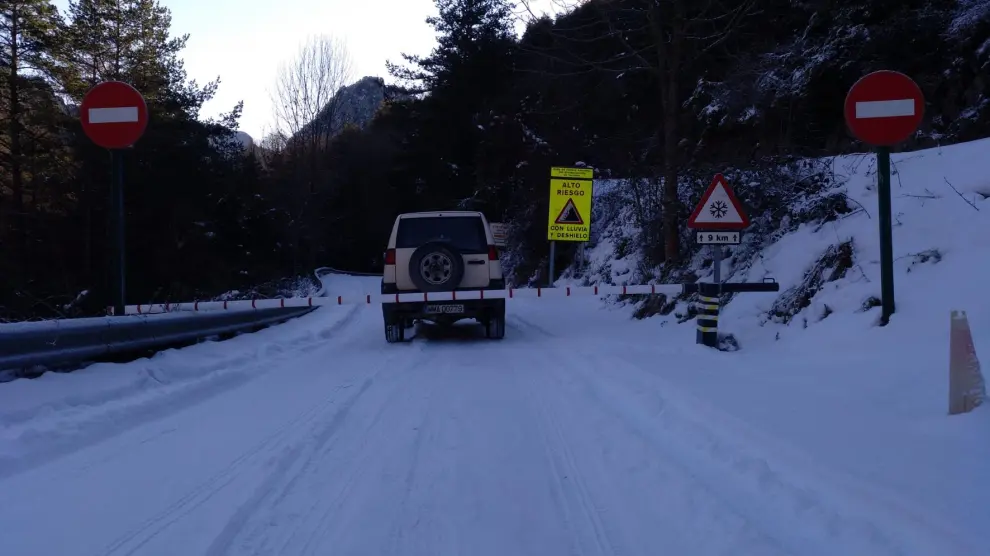 Cierra un tramo de la carretera del Cañón de Añisclo y otras 16 vías de Huesca necesitan cadenas