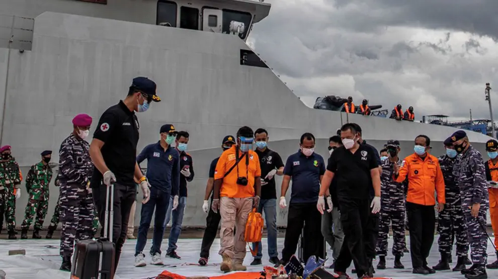 Localizan el avión que cayó al mar en Indonesia