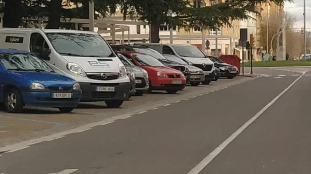 La Federación de Barrios de Huesca pide más espacio detrás de los coches en los aparcamientos del paseo Ramón y Cajal
