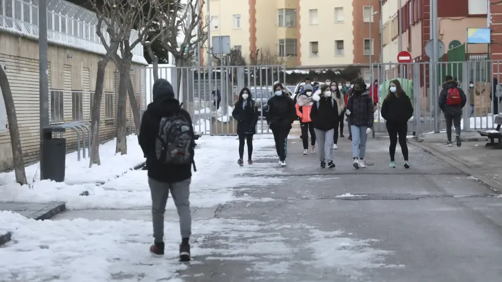 Vuelta a clase en la provincia de Huesca entre nieve, hielo y sin salir al patio de recreo