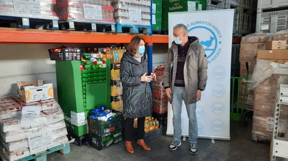 Los vecinos del pasaje Almériz donan su premio "Ilumina tu Navidad" al Banco de Alimentos de Huesca