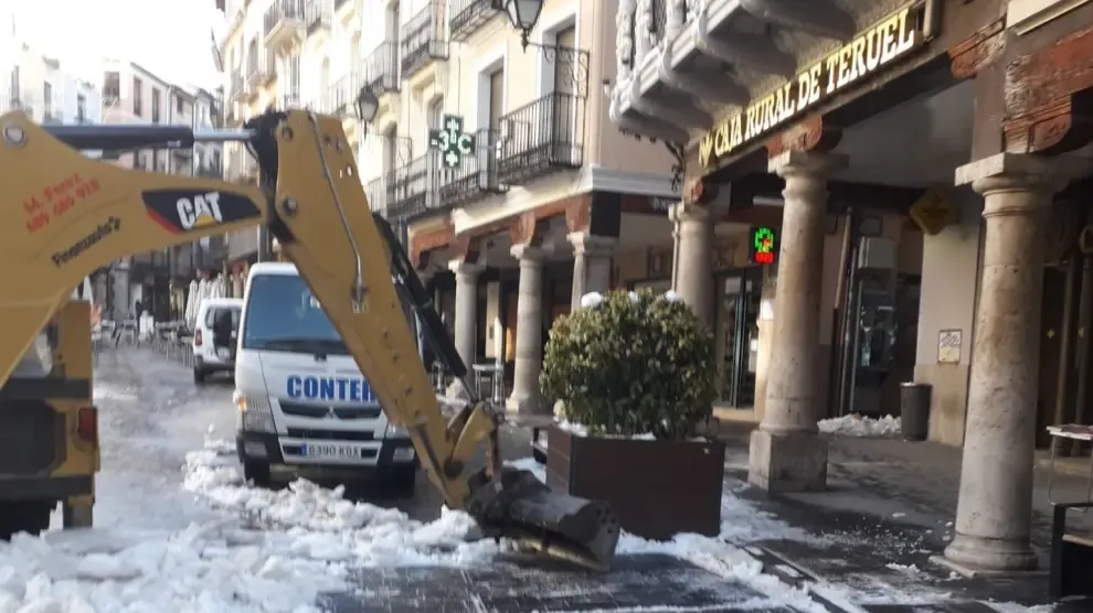 Teruel recoge más de 110 camiones de nieve helada de la borrasca "Filomena"