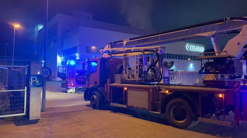 Los trabajadores de una empresa de Altorricón apagan un incendio declarado en las instalaciones