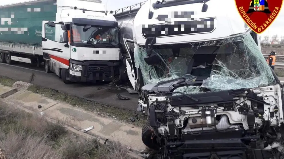 Tres heridos al chocar varios camiones en la A-68, en Figueruelas