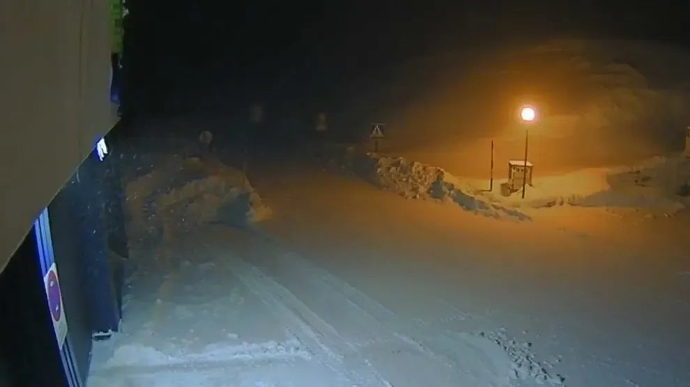 La nieve complica el tráfico en el Pirineo y cierra la carretera del Balneario de Panticosa