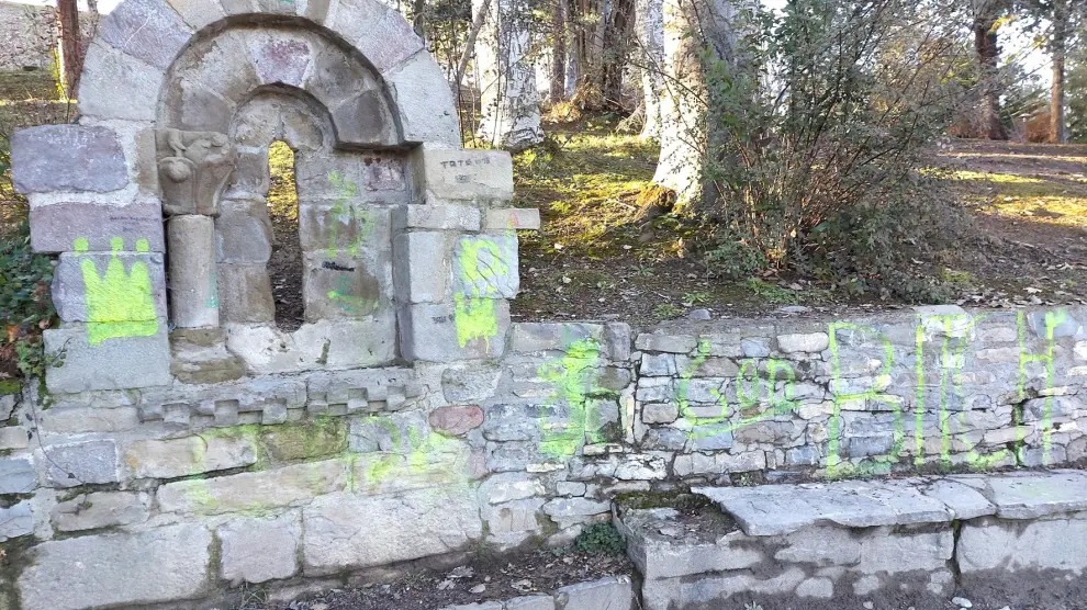 La iglesia de Castillo de Guarga, en el parque municipal de Sabiñánigo, sufre otro acto vandálico