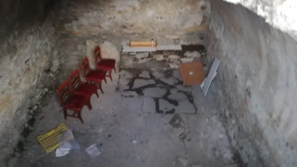 Los vecinos de Benasque limpian la basura del castillo en ruinas