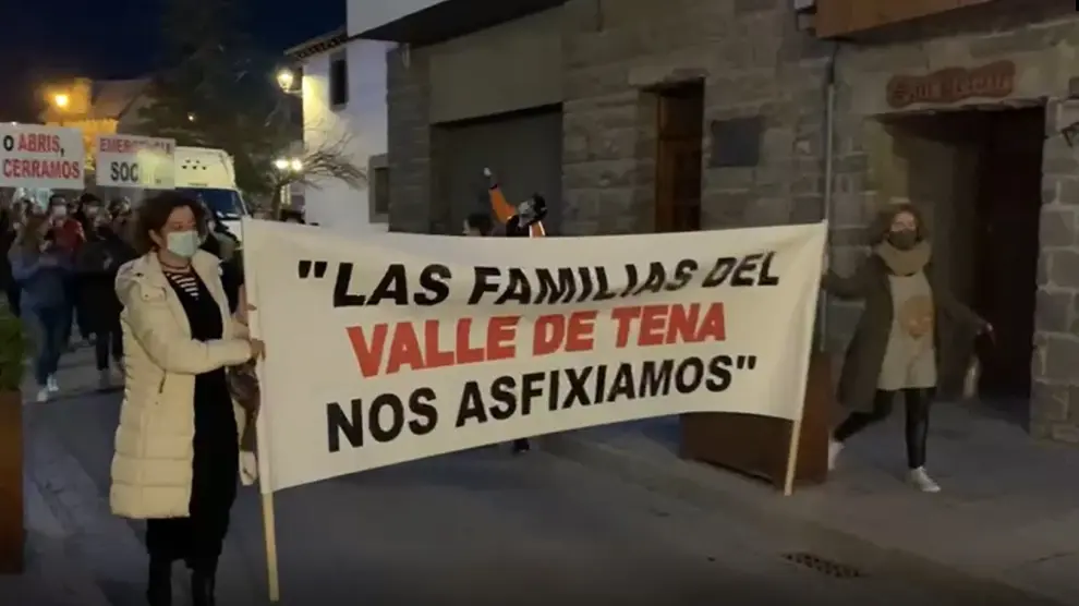 Cientos de manifestantes piden en las cuatro comarcas del Pirineo ayudas ante la crisis de su sector turístico