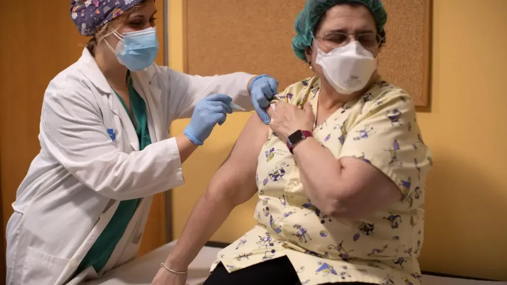 Menos contagios en España que avanza en la vacunación