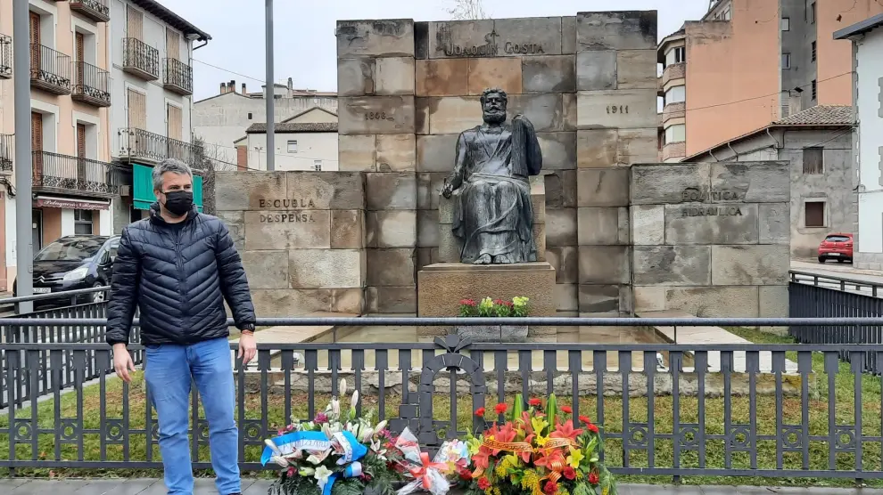 Graus recuerda a Costa con un sencillo acto ante su monumento