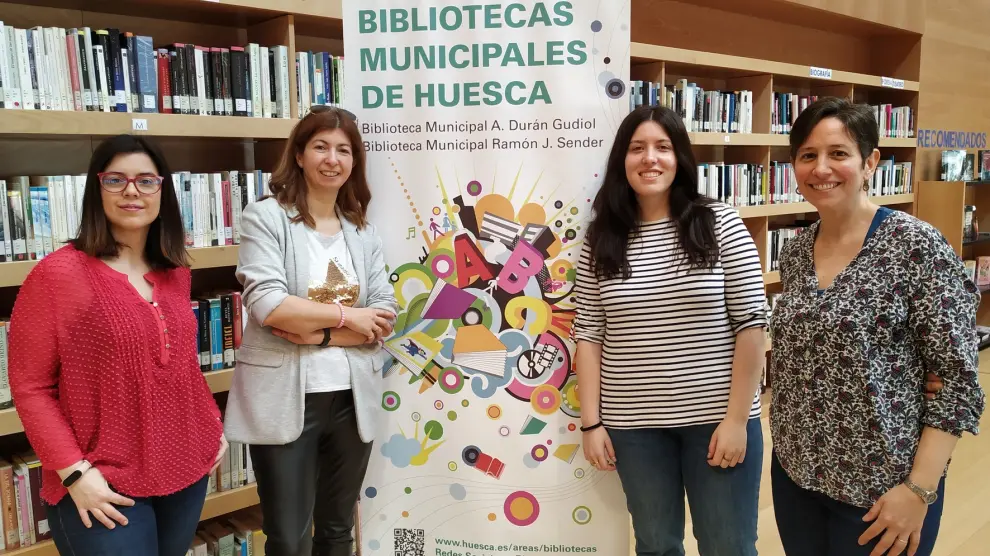 Laura Ferrer, responsable de la biblioteca Ramón J. Sender de Huesca: "Tenemos una muy buena comiteca, es uno de nuestros puntos fuertes"
