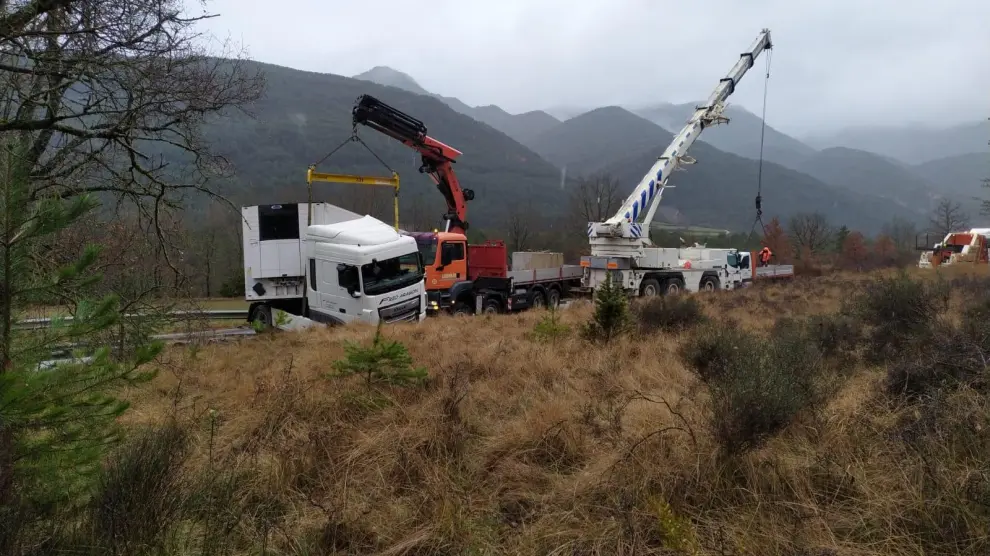 El accidente de una camión corta durante más de seis horas la N-260 entre Fiscal y Boltaña