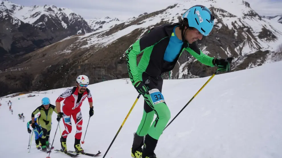 Esquiadores en una prueba de montaña