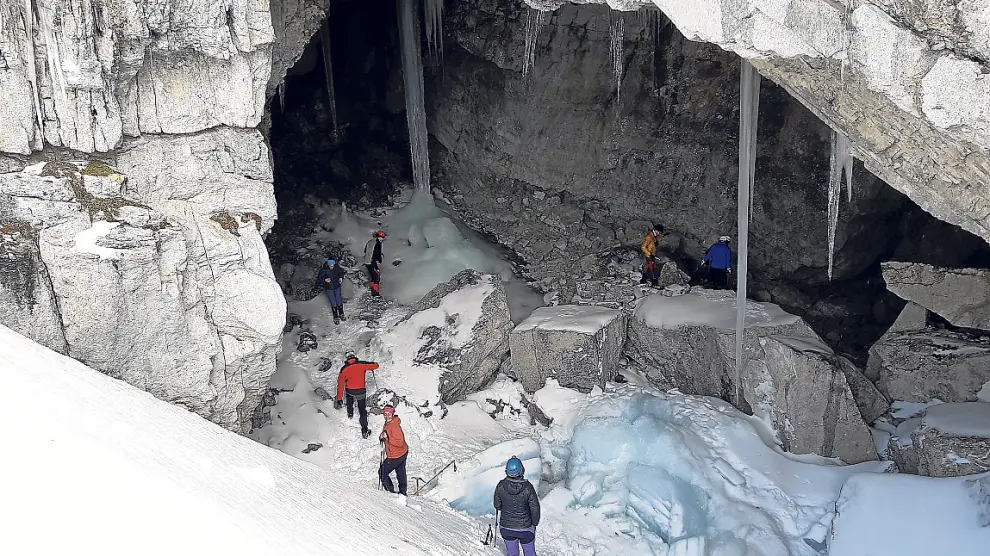 Los excursionistas de Peña Guara en una de las grutas heladas