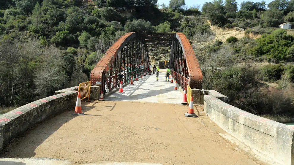 Los vehículos ya pueden cruzar otra vez por este puente, aunque siguen las obras.