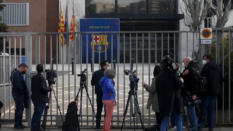 Los periodistas se agolpan este lunes a las puertas de la sede del Barcelona