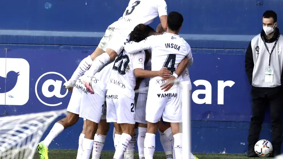 Los jugadores del Huesca celebran el gol de Sandro en Ipurúa.