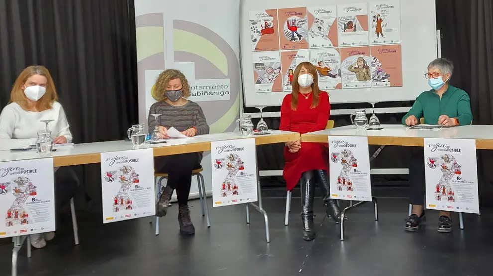 Lidia Ferrer, Marisa Morillo, Berta Fernández, María Jesús Acín y Pilara Piedrafita, en la presentación.