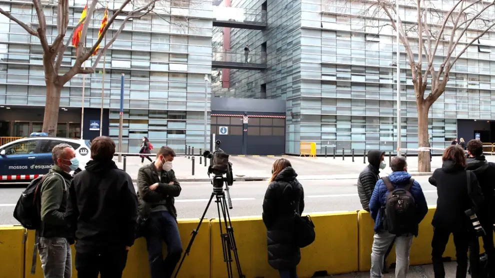 Medios de comunicación frente a la comisaría donde Bartomeu pasó sus primeras horas de detención.
