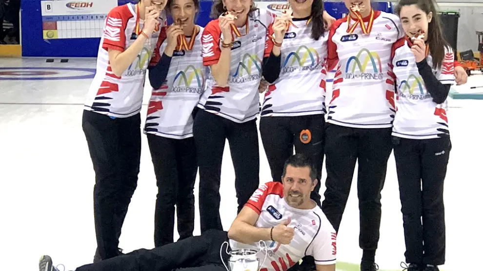El equipo del Club Hielo Pirineo, con su medalla en la edición del pasado año.