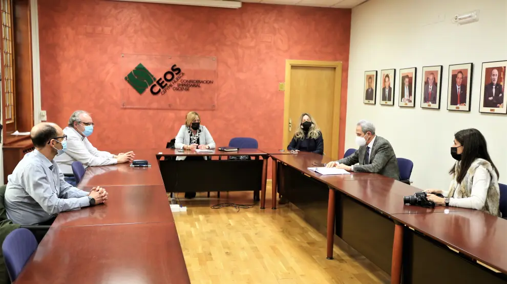 El Ayuntamiento de Huesca, Ceos-Cepyme Huesca y la Asociación de Comerciantes de Huesca, reunidos esta mañana.