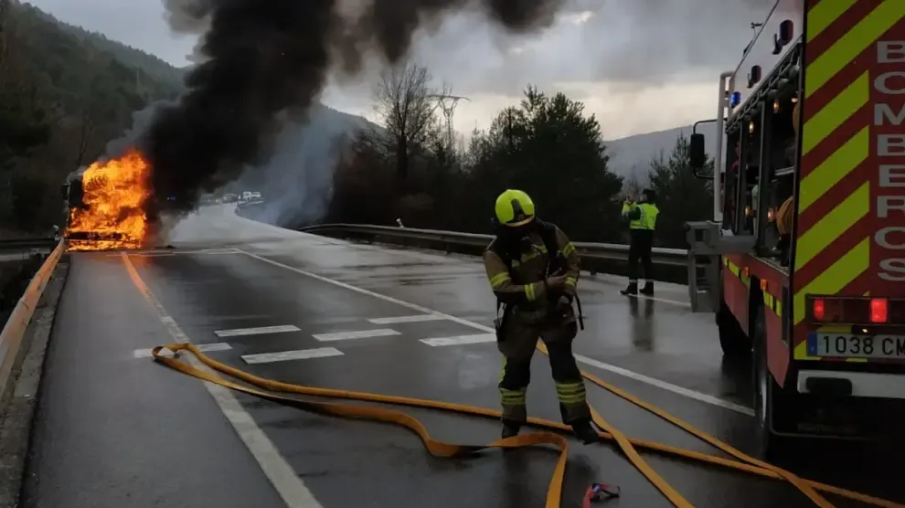 Imagen del camión en llamas y los bomberos dispuestos a sofocar el fuego.