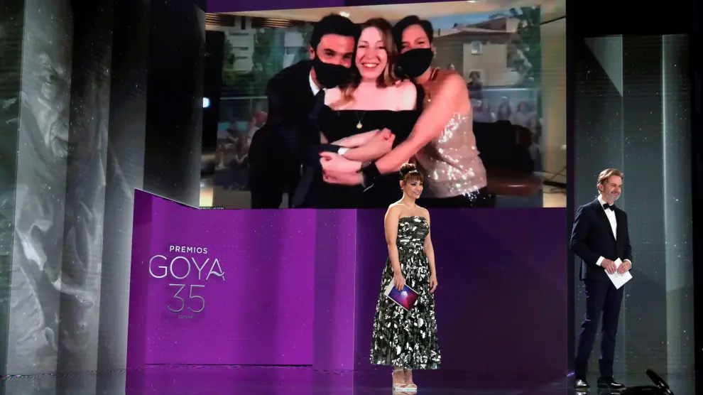 Pilar Palomero y su equipo (en la pantalla) celebrado sus premios.