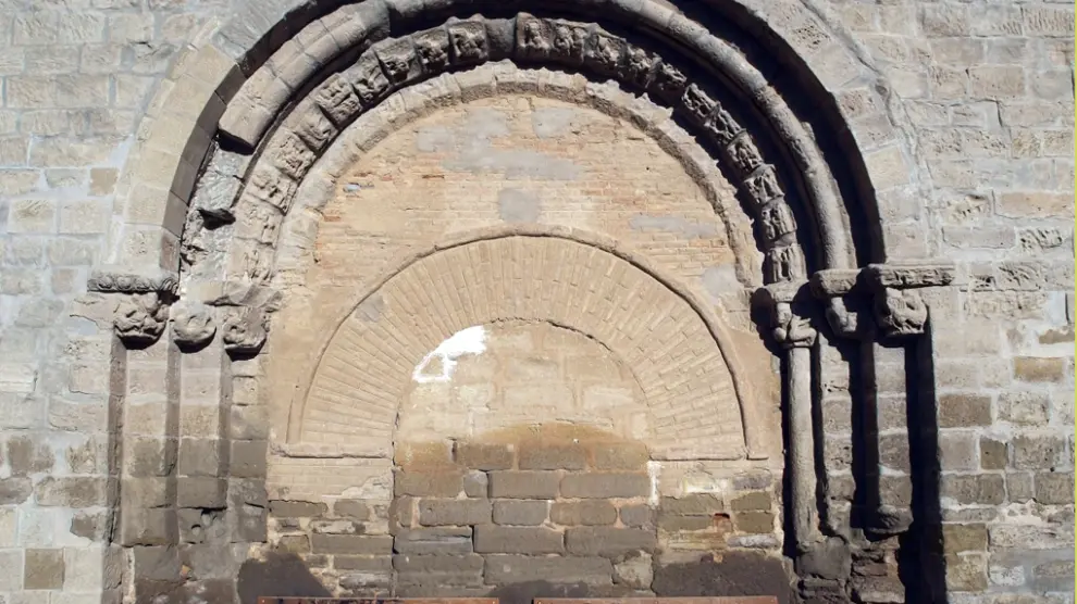 Portada románica de San Miguel antes de su restauración.