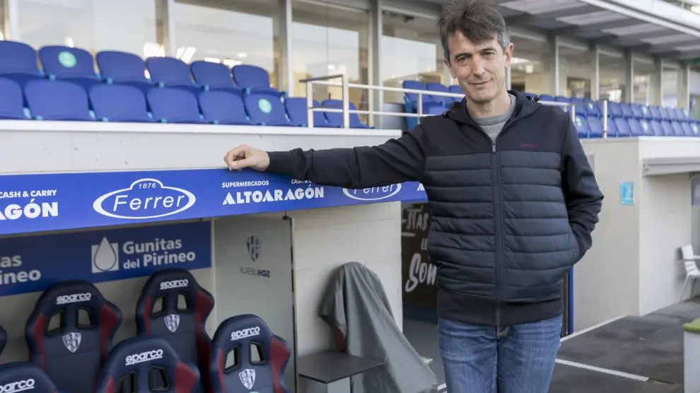 Pacheta, entrenador de la SD Huesca, en el Alcoraz.