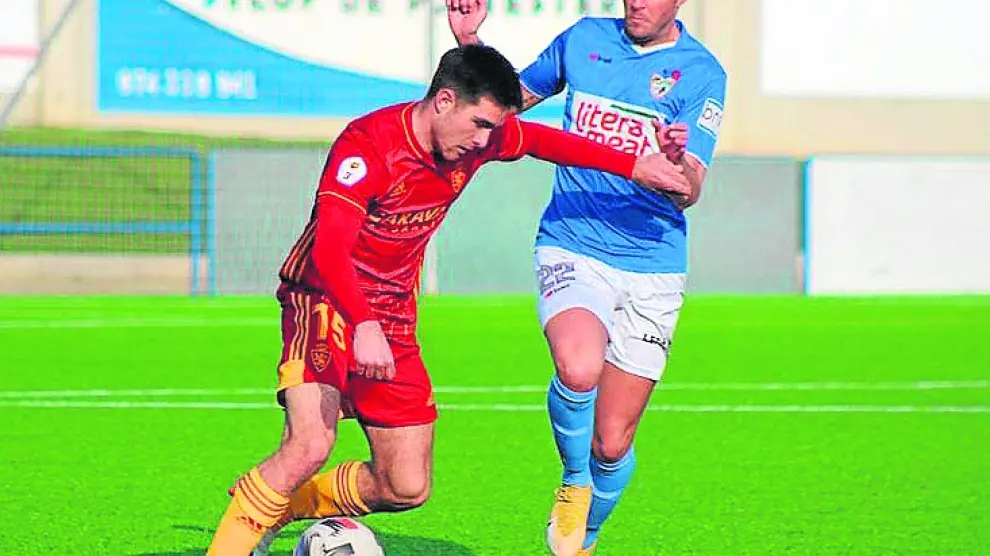 El delantero binefarense Imaz presiona al jugador del filial zaragocista Esteban en el partido de ayer.