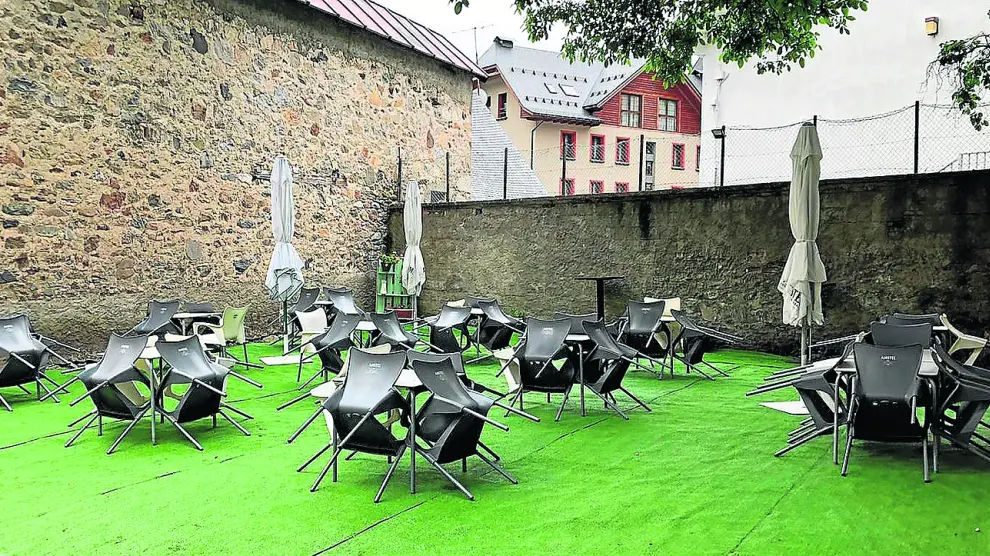 Foto tomada ayer de la terraza del bar restaurante Sarrio de Sallent, preparada para recibir a los visitantes.