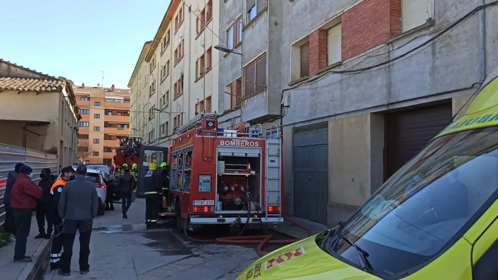 El segundo piso del número 9 de la calle Guara de Barbastro ha sufrido un incendio este domingo.