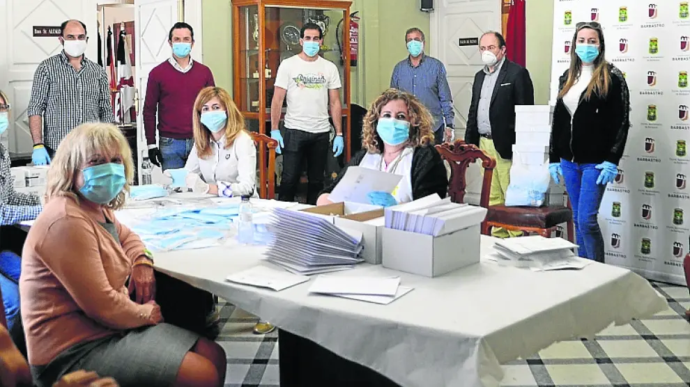 El grupo de concejales del Ayuntamiento de Barbastro preparando el reparto de mascarillas.