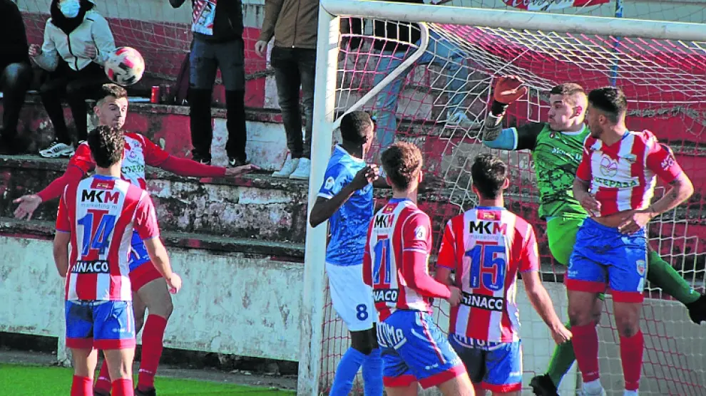 El Atlético Monzón busca el gol a la salida de un córner en el partido disputado ayer.