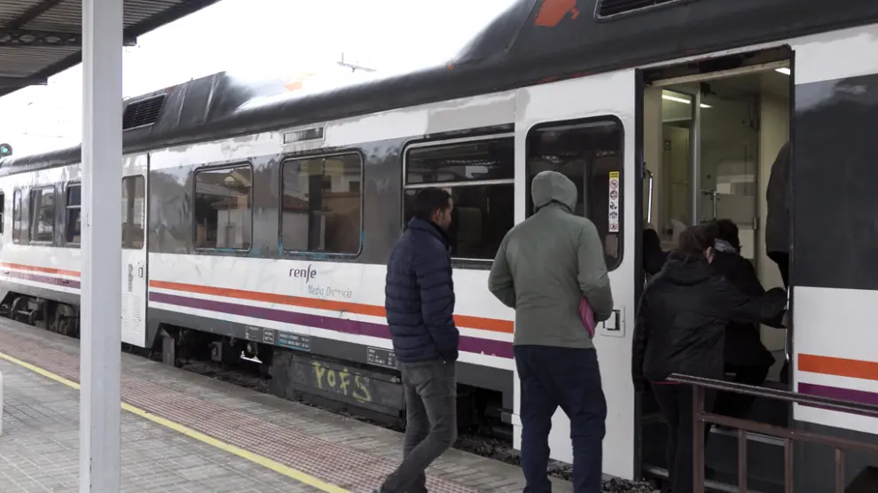 Viajeros en la estación de tren de Tardienta, una de las afectadas.