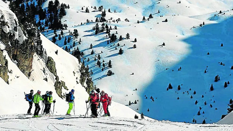 Los esquiadores se reagrupan en el descenso de la montaña.